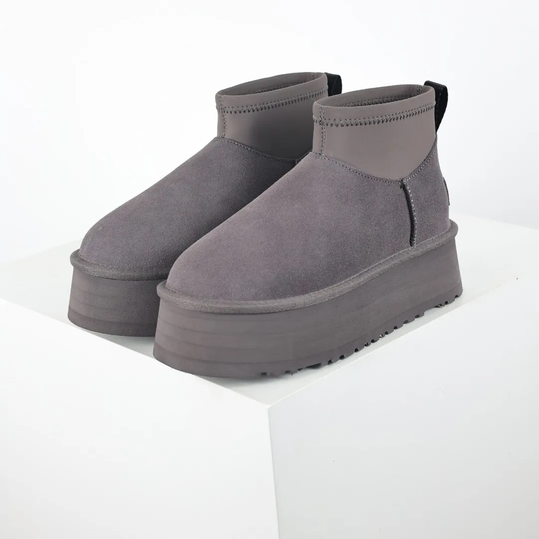 Pick up locally 💰600 Core recommended good price It is a very suitable choice for home furnishings. In the new year, uug launched a series of styles, which are partial to the preferences of young consumers and have also moved to the forefront of fashion trends. Shoe body material: water-repellent coated suede upper, 17 mm UGGPURE™ implantable wool insole, lightweight non-slip and comfortable rubber outsole, with brand LOGO and trademark, with full packaging Size: 35 36 37 38 39 40
